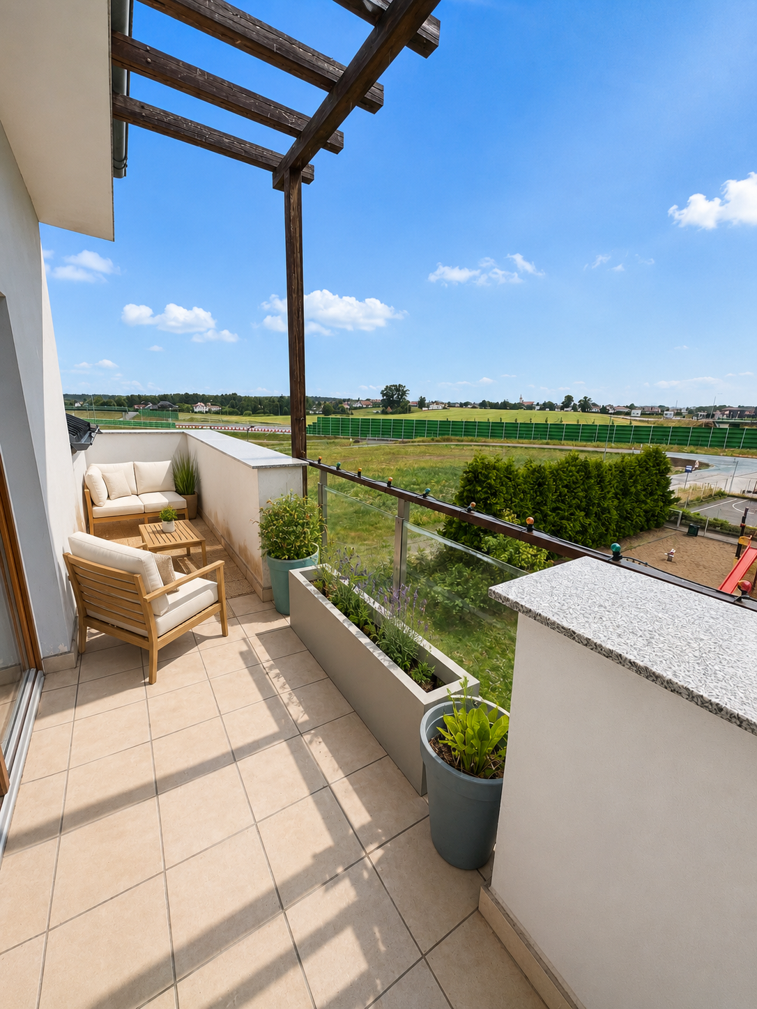 Pierwszy balkon z widokiem na okolicę