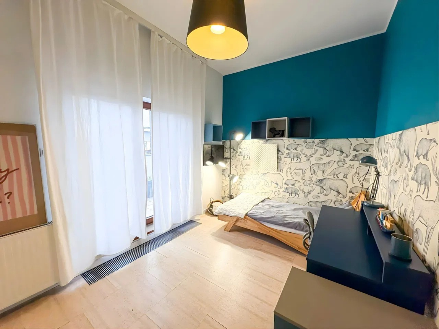 Pokój dziecka z biurkiem i dużą szafą