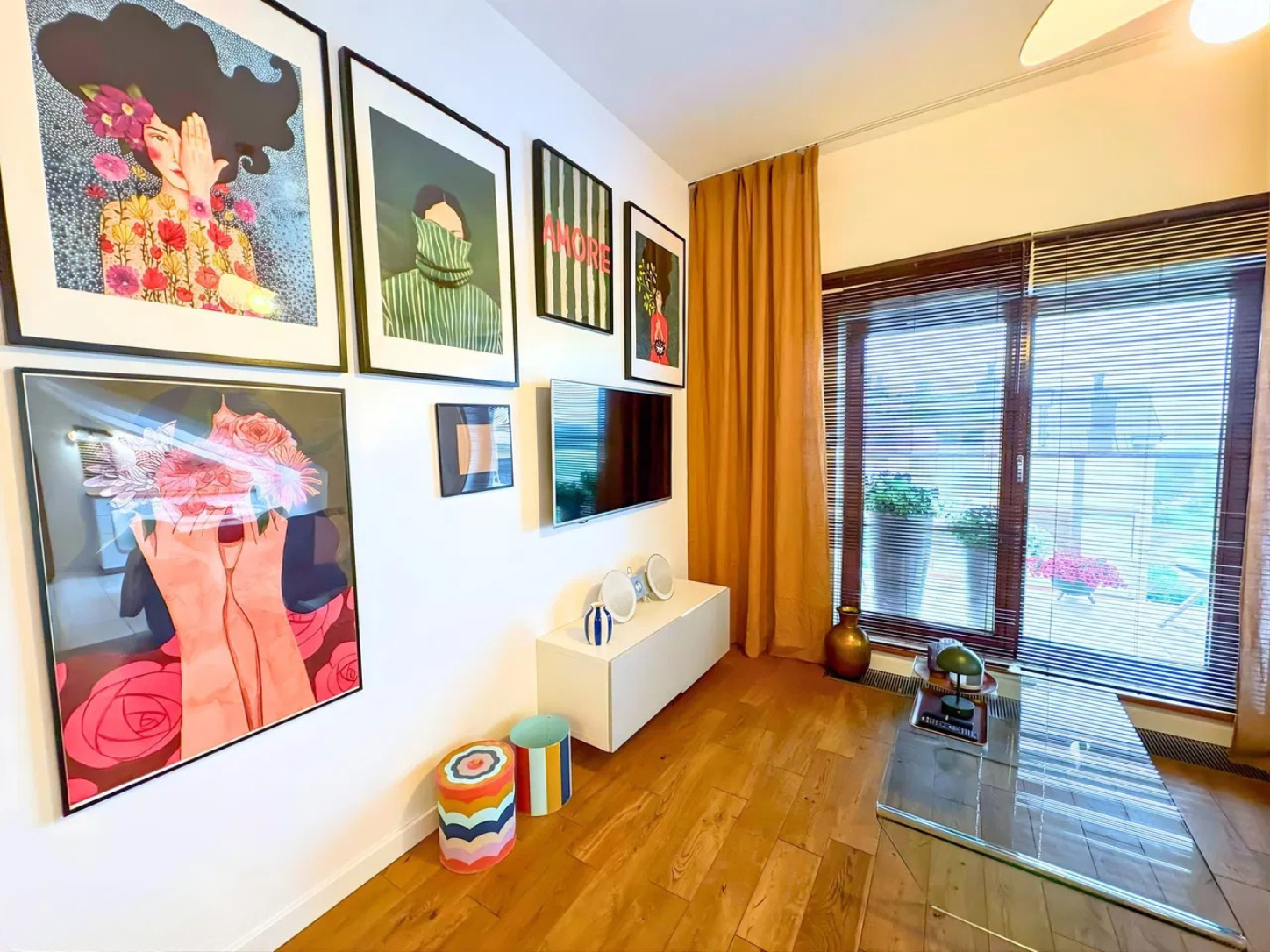 Salon z galerią obrazów i wyjściem na balkon